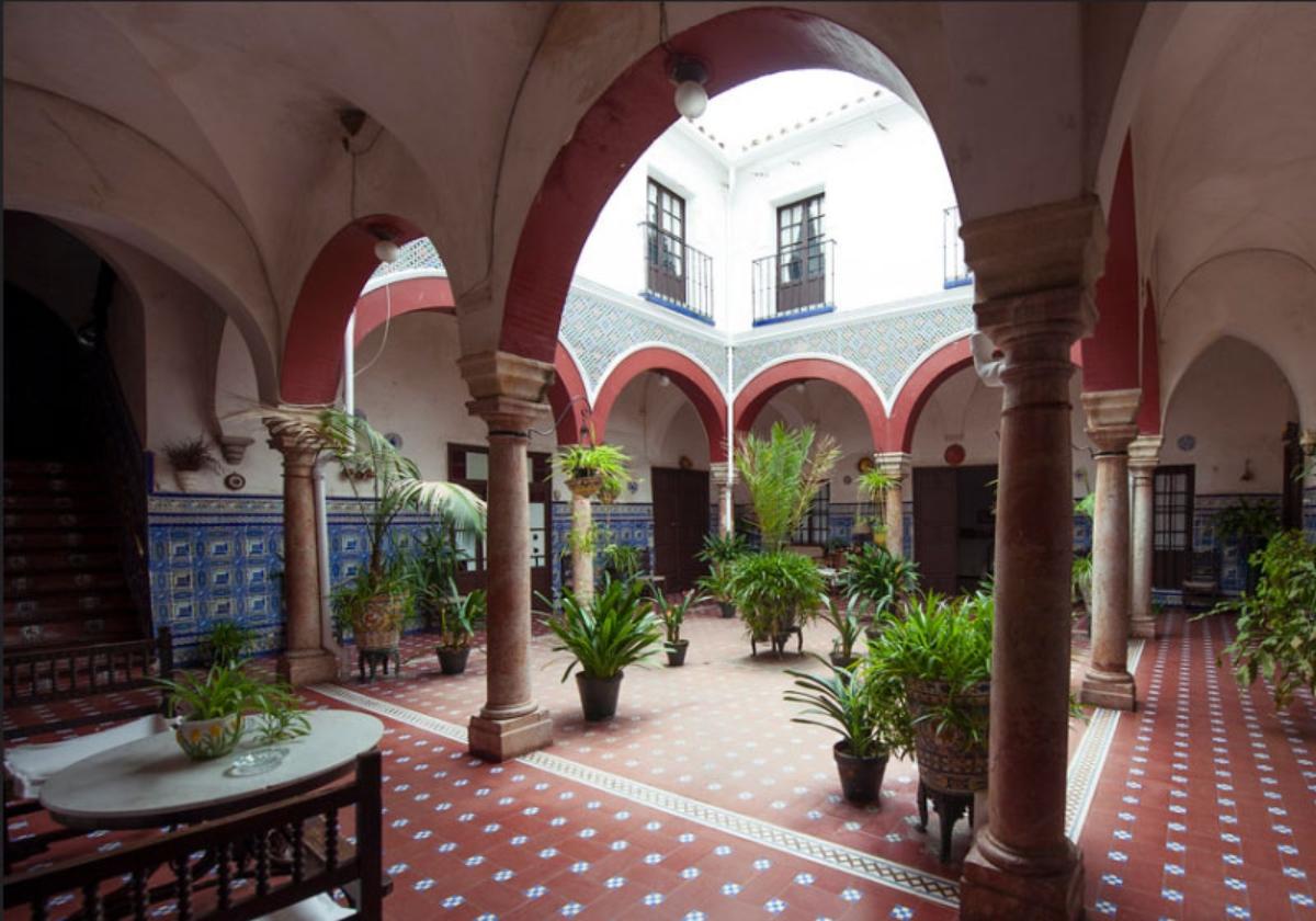 Este es el patio de la casa palacio a la venta en el pueblo más barato de Cádiz para comprar una vivienda