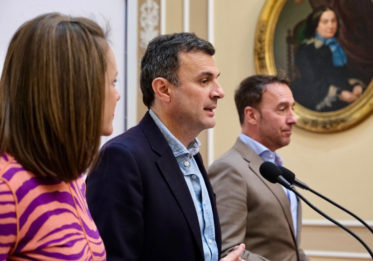 El alcalde, flanqueado por Beatriz Gandullo y José Manuel Cossi, este viernes en rueda de prensa.