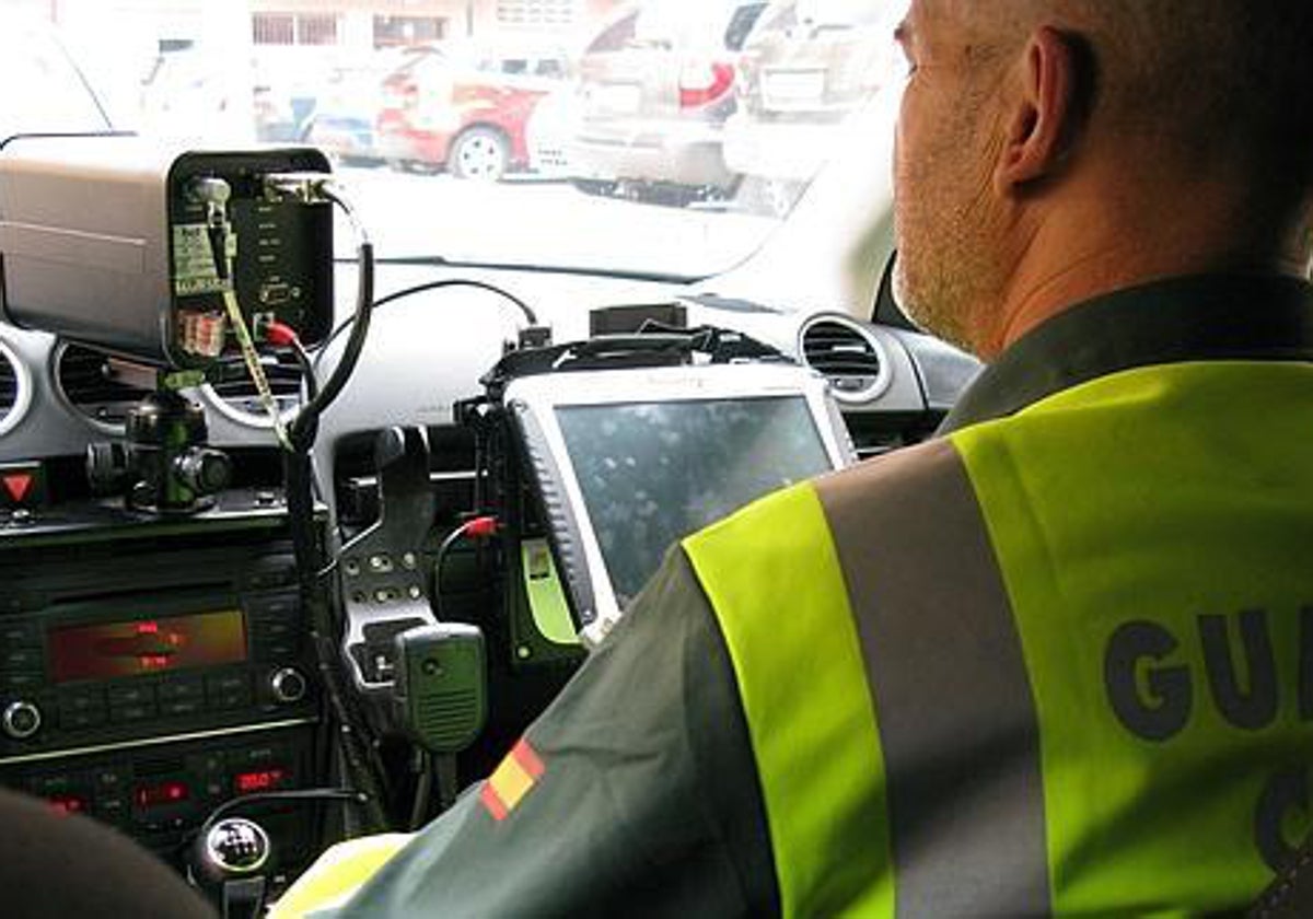 Radar móvil de la Guardia Civil en una de las carreteras de Cádiz