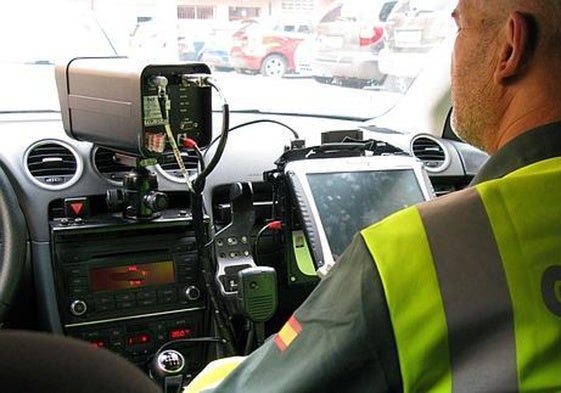 Radar móvil de la Guardia Civil en una de las carreteras de Cádiz