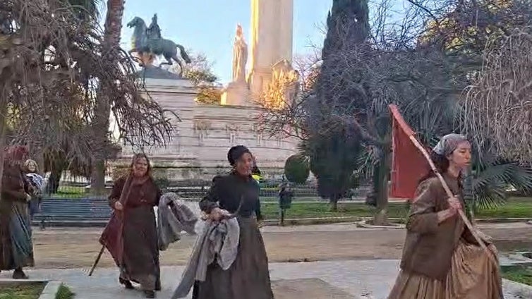 Barricadas y banderas en un Cádiz revolucionario que emula a París para el rodaje de 'Young Sherlock'