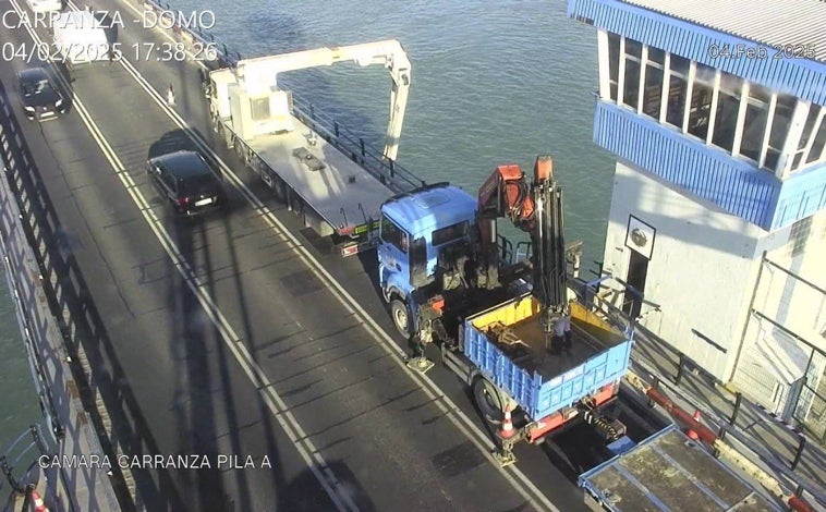 Imagen principal - Cirugía de mantenimiento al tramo levadizo del puente Carranza