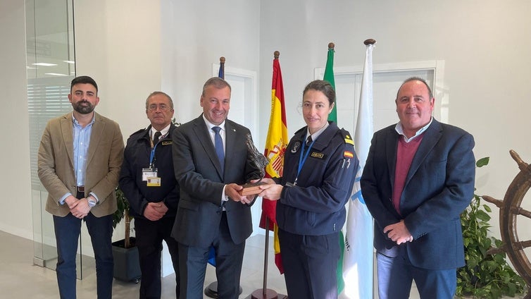 La Armada reconoce a Bayport por su servicio al buque escuela Elcano