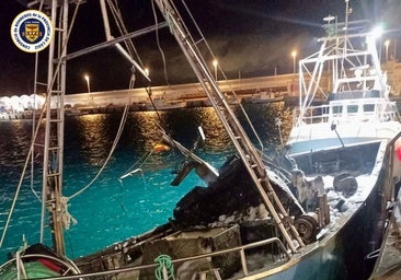 Sale ardiendo un pesquero en el puerto de Tarifa