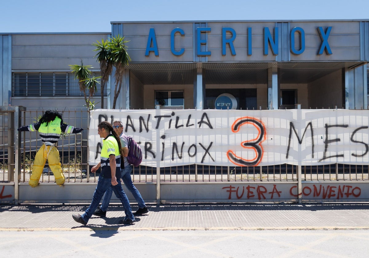 Imagen de la entrada de Acerinox en Los Barrios durante el conflicto