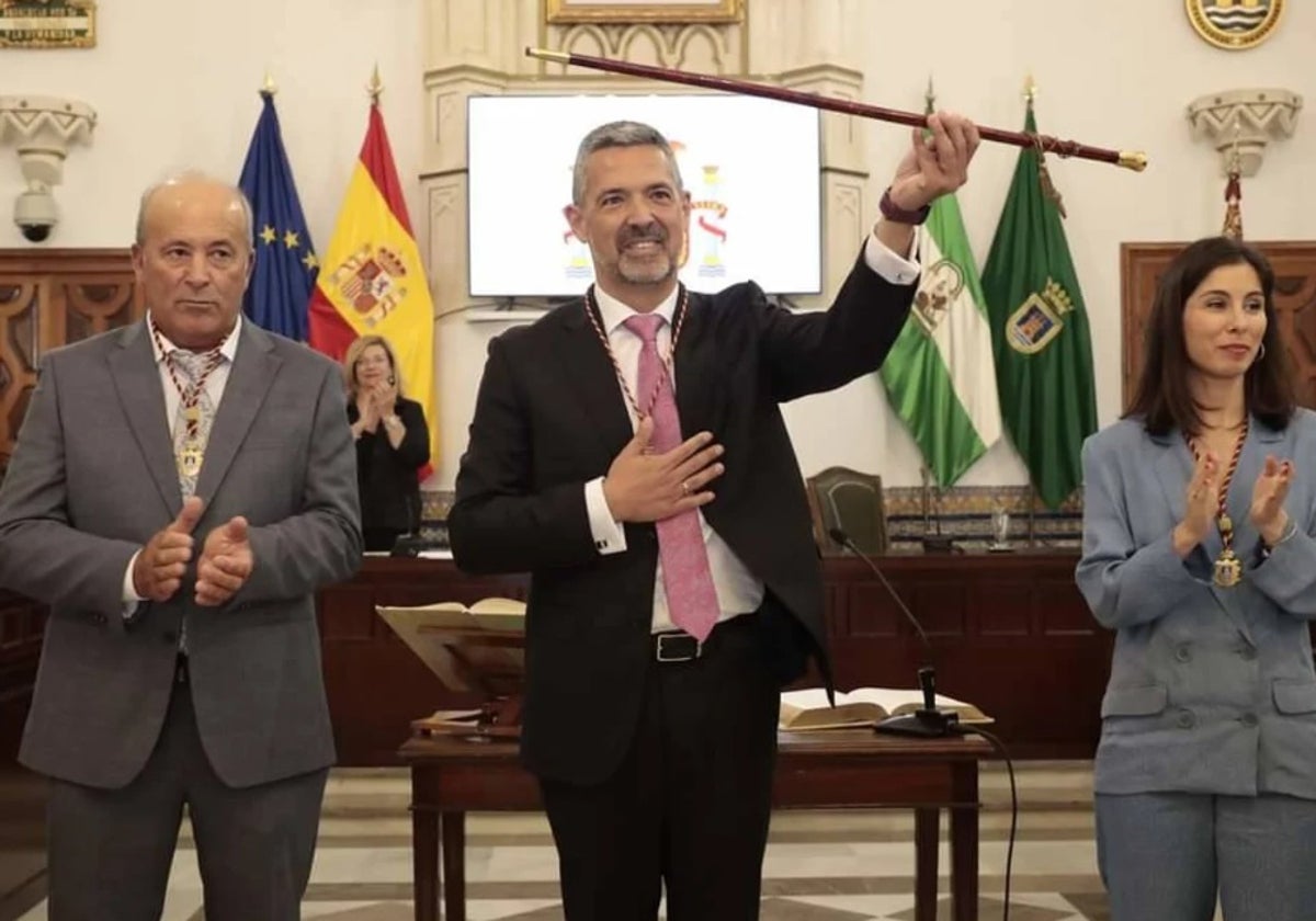 El alcalde de Rota, con el bastón de mando de la localidad.