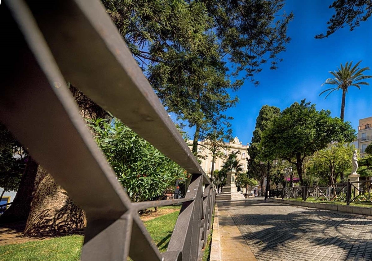 Hallan sin vida a una persona sin hogar en la plaza de Candelaria de Cádiz