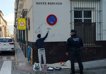 Un grafitero se presta a pintar la fachada del Colegio de las Carmelitas de El Puerto tras hacer dibujos y ser pillado por la Policía