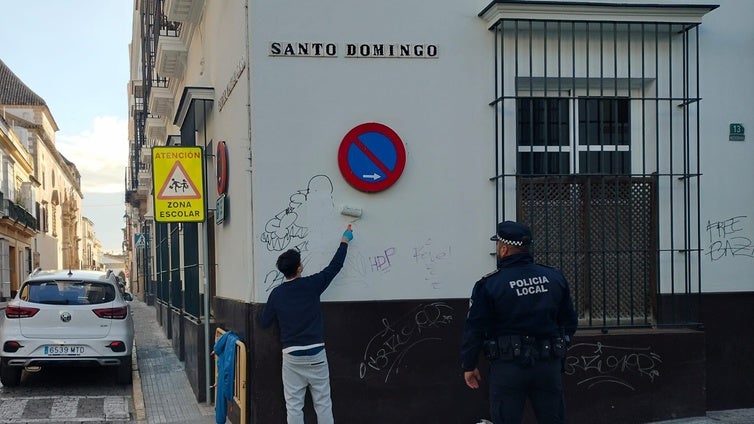 Un grafitero se presta  a pintar la fachada del Colegio de las Carmelitas de El Puerto tras hacer dibujos y ser pillado por la Policía