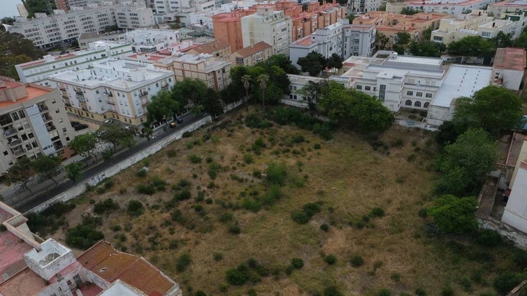 El Ayuntamiento de Cádiz enfatiza que el suelo de las Casitas Bajas «no es público» y que fue vendido con IU en el gobierno