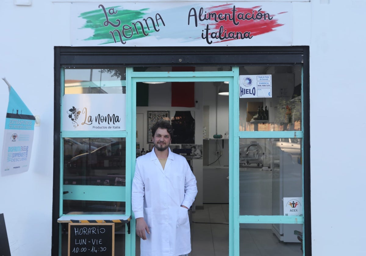 Tiziano, en la puerta de su tienda de alimentación italiana 'La Nonna'.