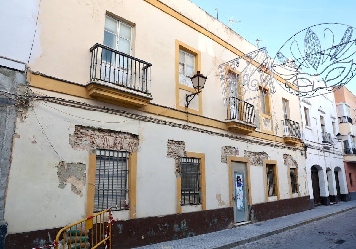 Finca completamente abandonada en la calle San Félix de Cádiz