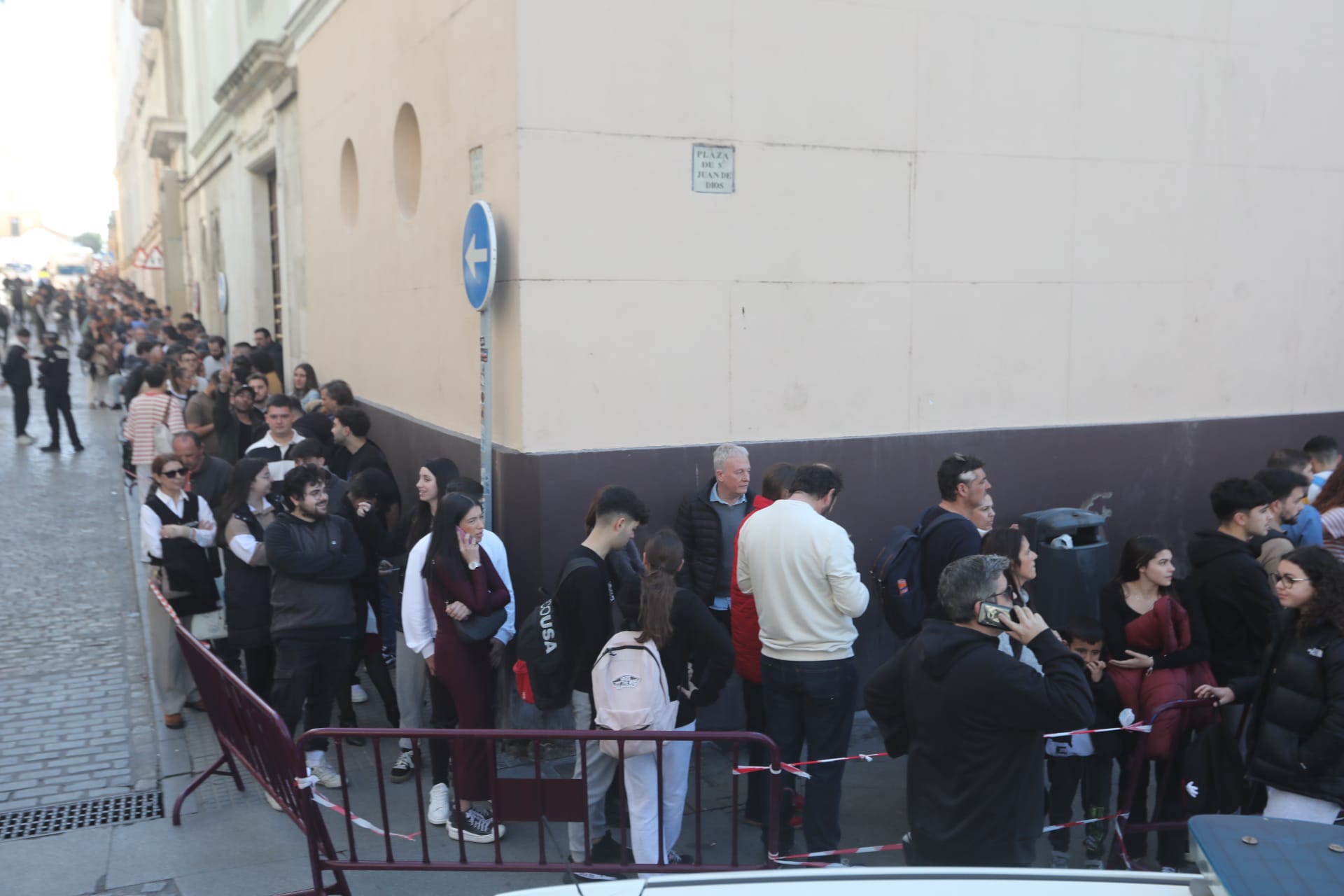 Fotos: Largas colas en San Valentín para conseguir entradas para la Final del COAC 2025 en el Falla