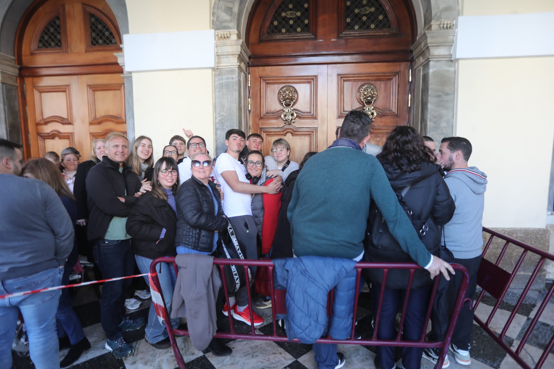 Fotos: Largas colas en San Valentín para conseguir entradas para la Final del COAC 2025 en el Falla