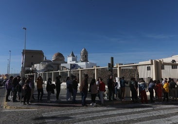 Fotos: Largas colas en San Valentín para conseguir entradas para la Final del COAC 2025 en el Falla