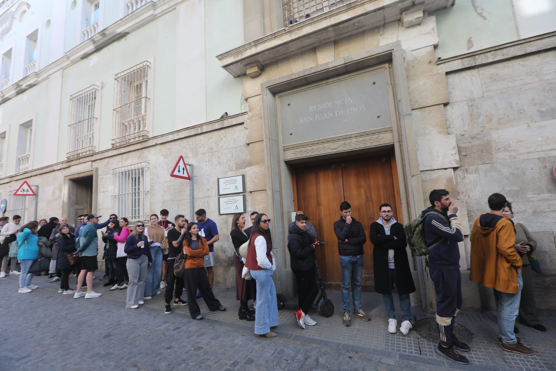 Fotos: Largas colas en San Valentín para conseguir entradas para la Final del COAC 2025 en el Falla