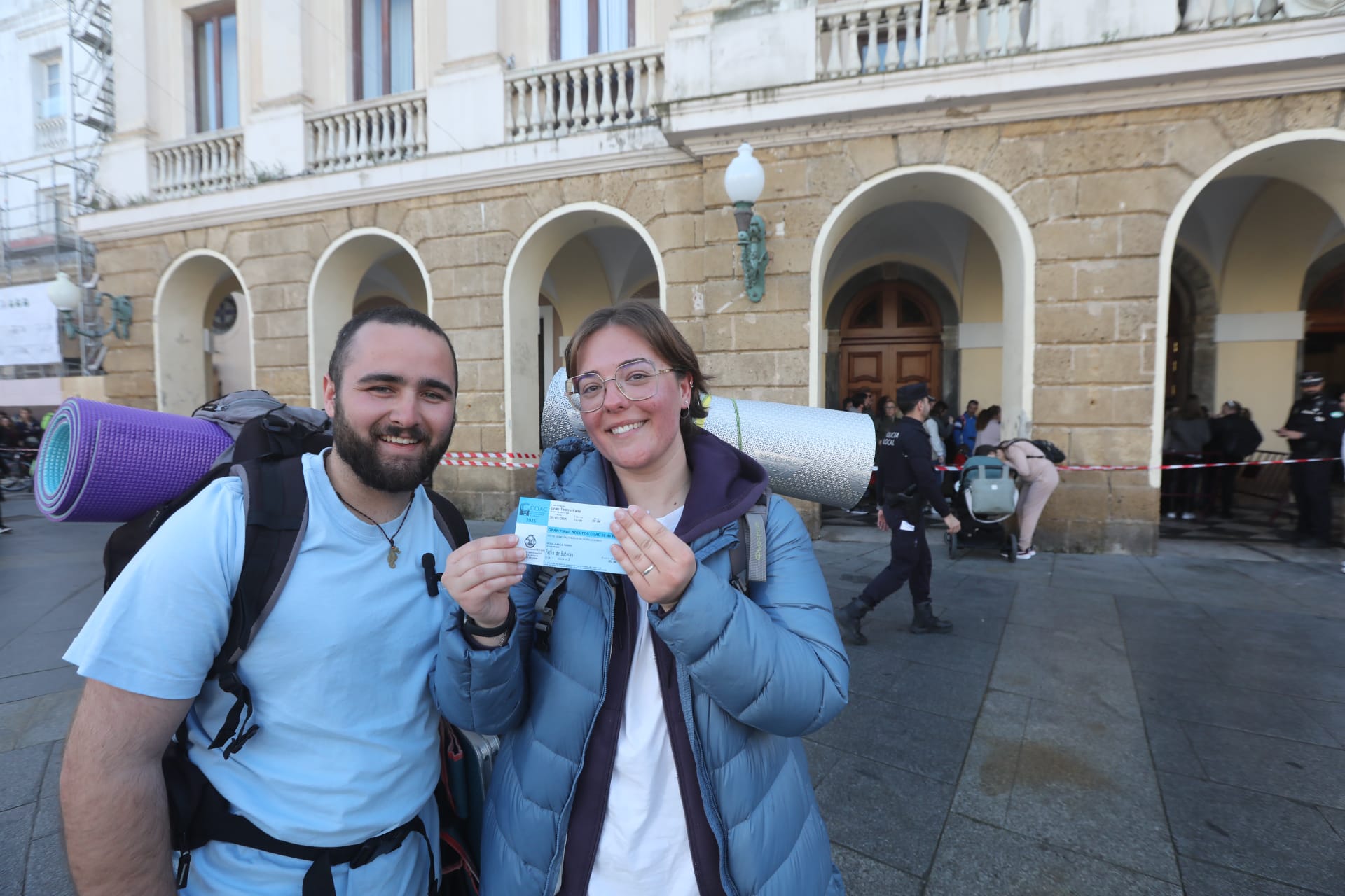 Fotos: Largas colas en San Valentín para conseguir entradas para la Final del COAC 2025 en el Falla