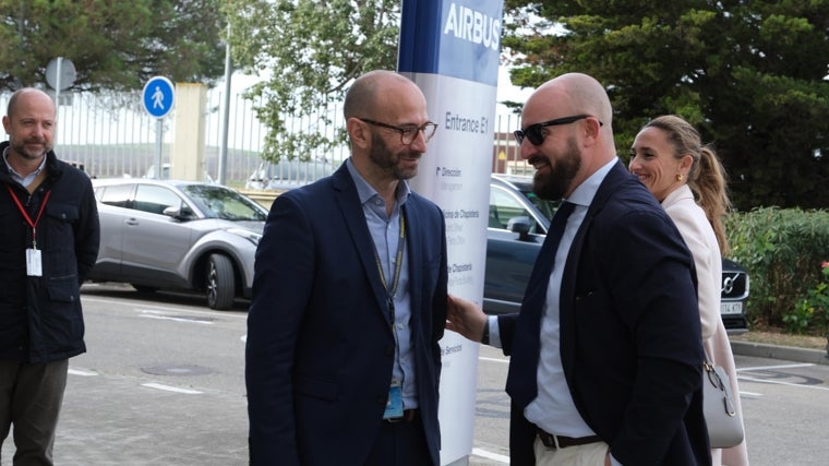 El director de Airbus Cádiz, Jesús López, junto al alcalde Germán Beardo