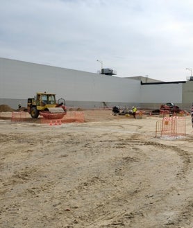 Imagen secundaria 2 - El alcalde de El Puerto saludando a los responsables de la planta y en la imagen inferior aspecto que presenta la obra de la tercera nave