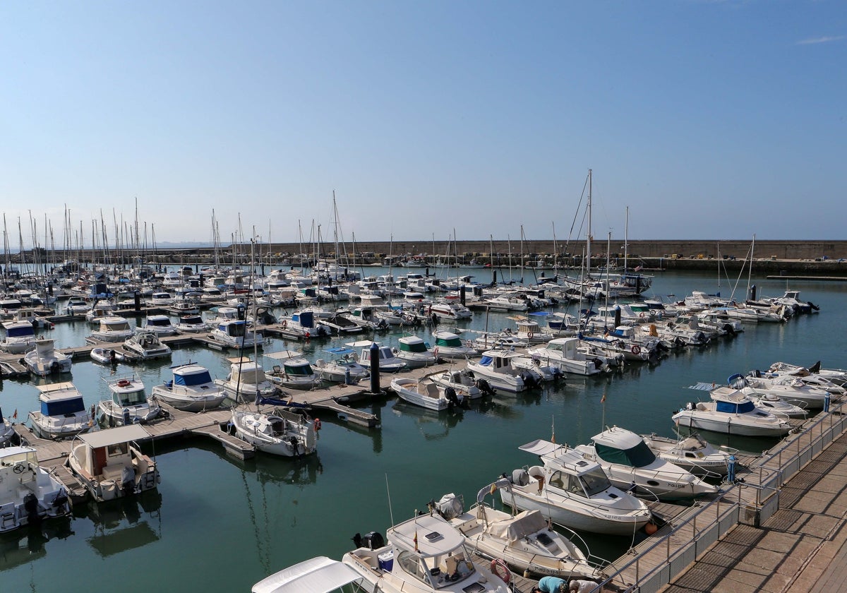 La Junta reparará los pantalanes del puerto de Rota dañados por los temporales