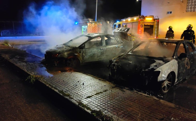 Imagen principal - Violenta pelea a palos entre dos bandas en Sanlúcar con coches destrozados y calcinados