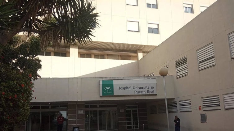 Agresión en el hospital de Puerto Real: una usuaria estampa una puerta y retuerce el pecho a una auxiliar de enfermería