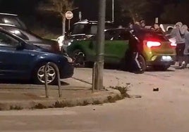 Violenta pelea a palos entre dos bandas en Sanlúcar con coches destrozados y calcinados