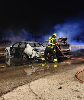 Imagen secundaria 2 - Violenta pelea a palos entre dos bandas en Sanlúcar con coches destrozados y calcinados