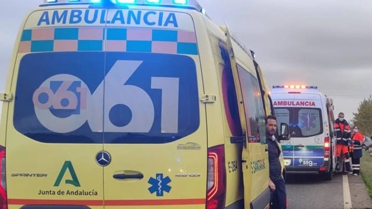 Muere un motorista y la copiloto resulta herida tras chocar contra una farola en Los Barrios, en la antigua carretera CA-440