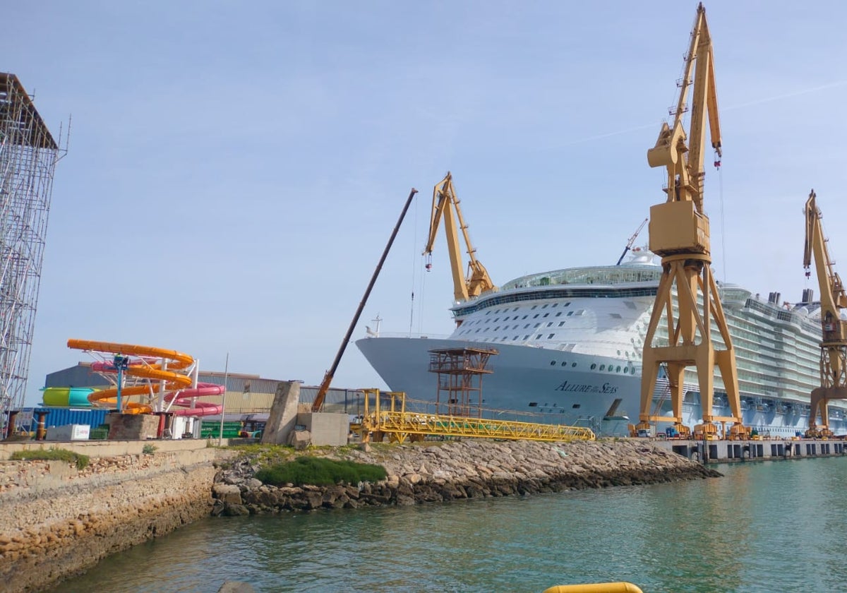 Imagen del 'Allure' en el astillero de Cádiz y a la izquierda el tobogán que le colocarán en una de sus cubiertas