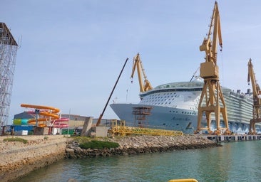 Actividad frenética en el astillero de Cádiz con la reforma del 'Allure'