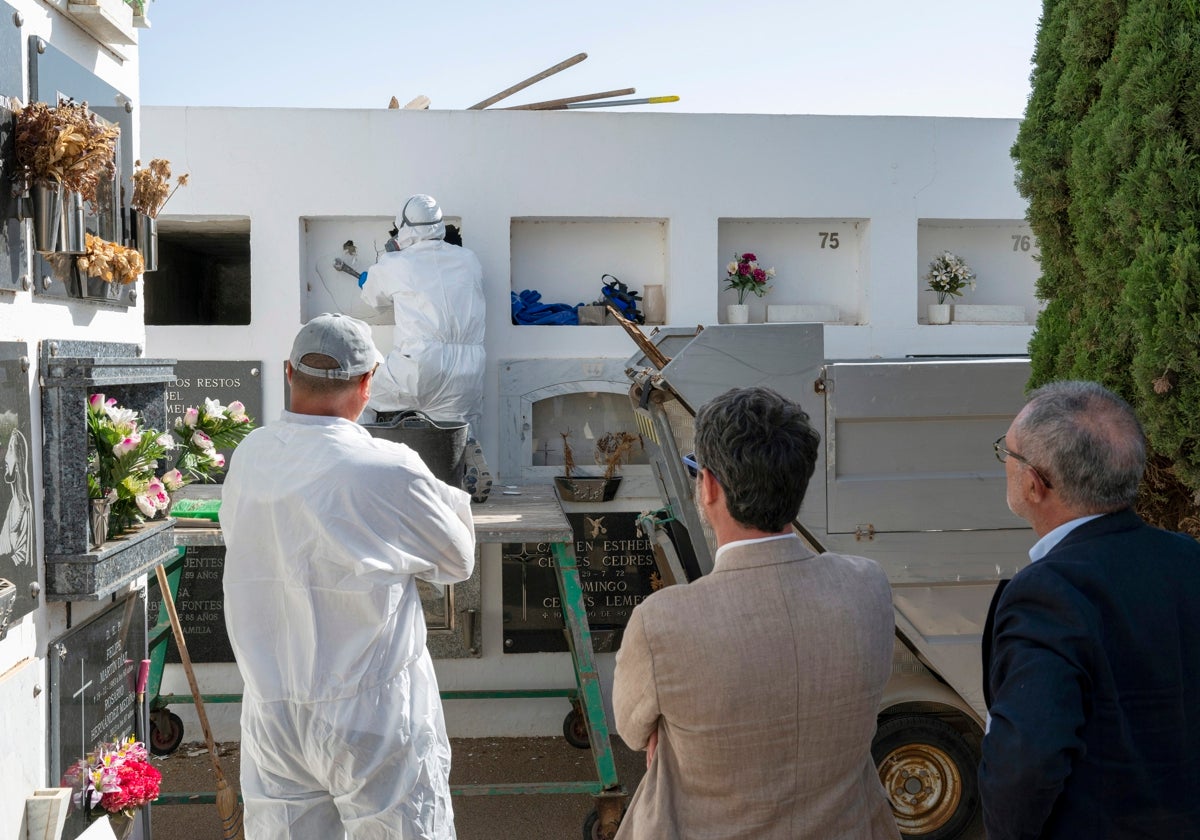 Exhumación de los primeros cuerpos en el cementerio de Arrecife.