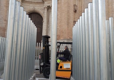 Vallas de protección en la Catedral de Cádiz para evitar aglomeraciones durante el Carnaval