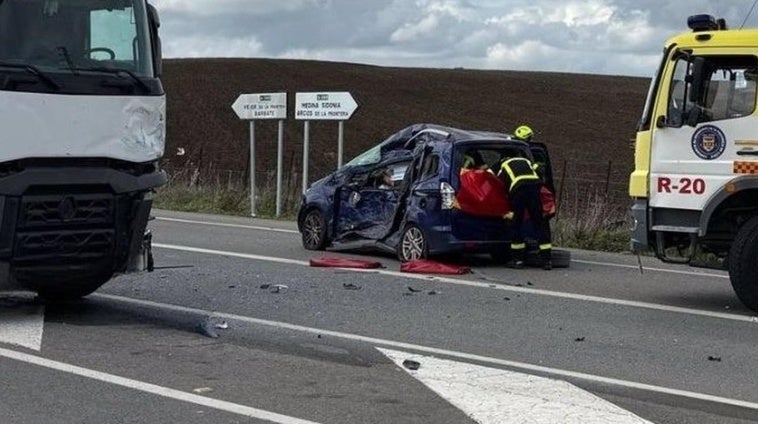 Un coche arrastrado por un tráiler deja dos heridos graves en el cruce de Benalup, en la A-396