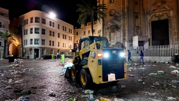 Un total de 77.780 kilos de basura recogidos en Cádiz durante noche del sábado de Carnaval