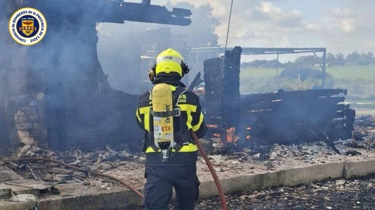 Arde una casa de madera en Chiclana