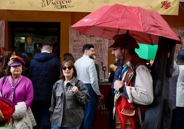 Las fuertes lluvias amenazan con deslucir el lunes de Carnaval en Cádiz