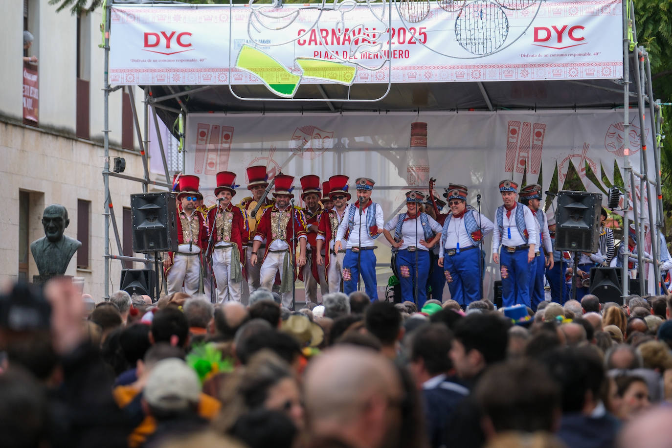Fotos: Cádiz celebra el lunes de Carnaval con un ojo en el cielo