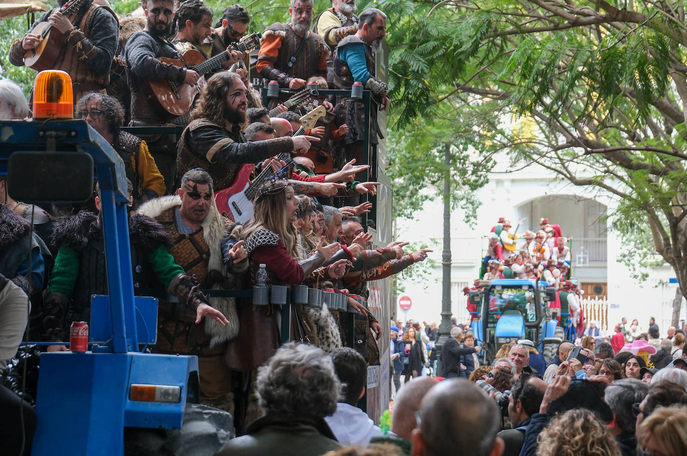Fotos: Cádiz celebra el lunes de Carnaval con un ojo en el cielo