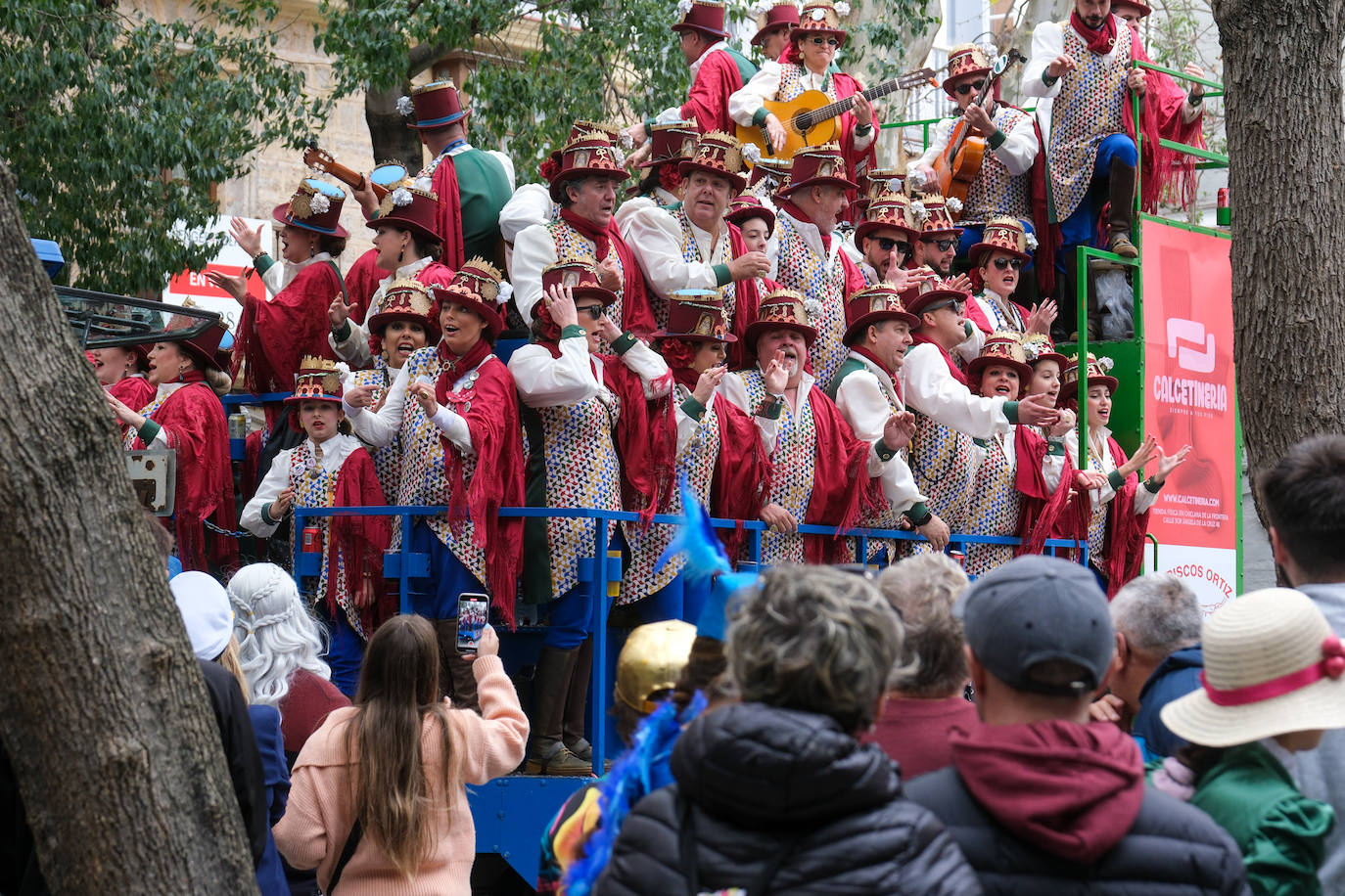 Fotos: Cádiz celebra el lunes de Carnaval con un ojo en el cielo