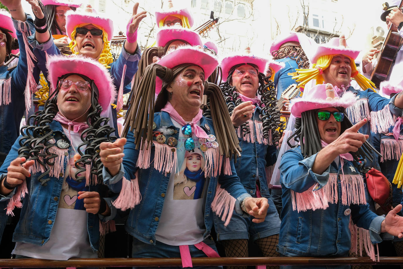 Fotos: Cádiz celebra el lunes de Carnaval con un ojo en el cielo