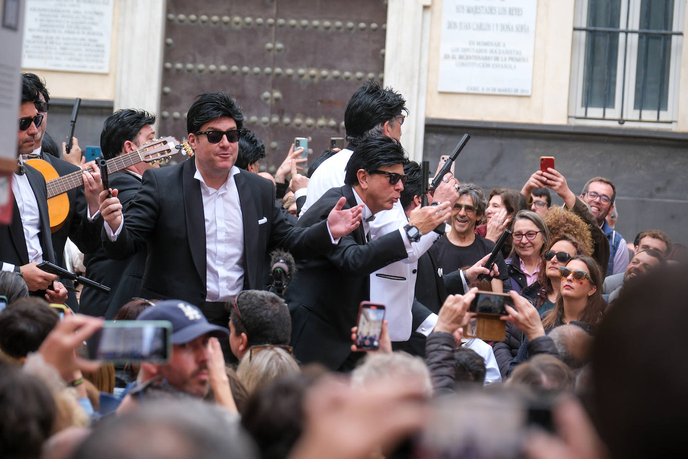 Fotos: Cádiz celebra el lunes de Carnaval con un ojo en el cielo