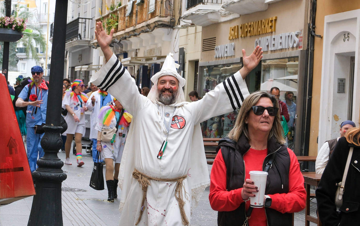 Fotos: Cádiz celebra el lunes de Carnaval con un ojo en el cielo