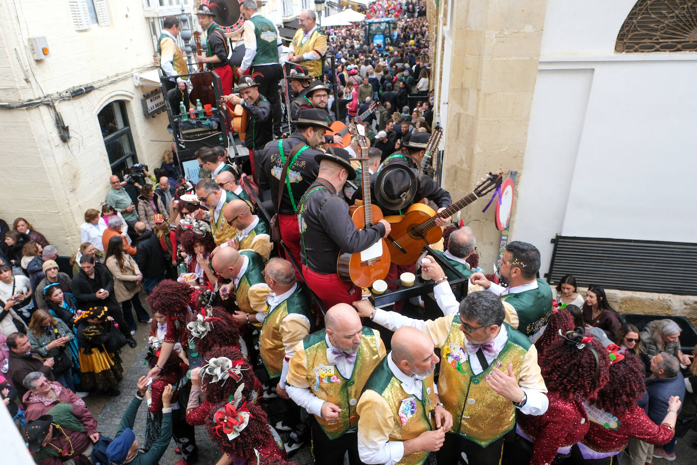 Fotos: Cádiz celebra el lunes de Carnaval con un ojo en el cielo