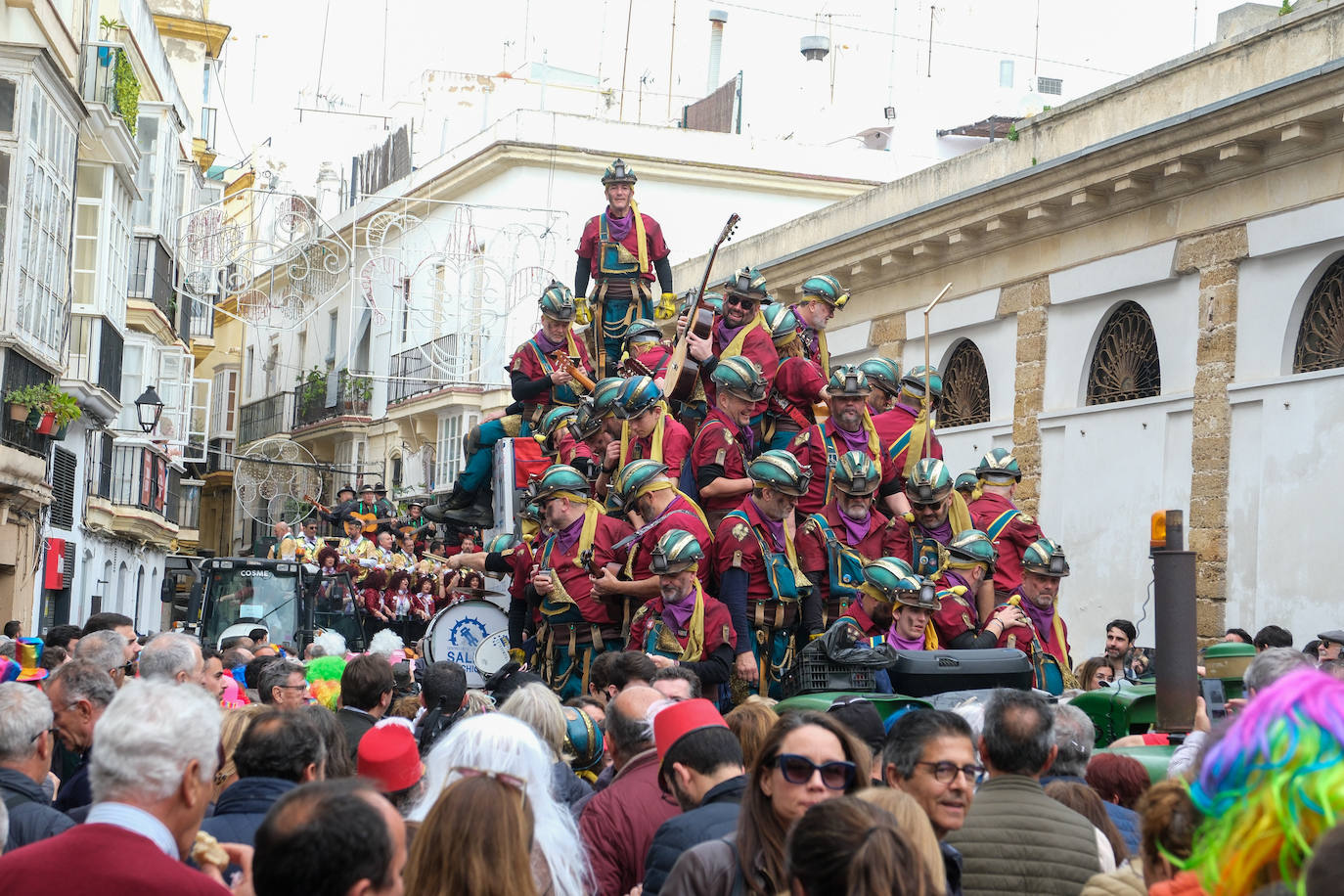 Fotos: Cádiz celebra el lunes de Carnaval con un ojo en el cielo