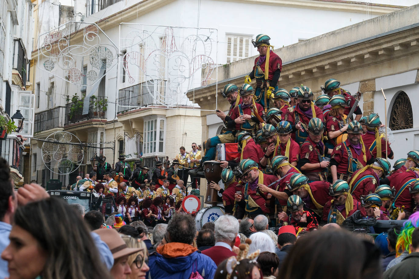 Fotos: Cádiz celebra el lunes de Carnaval con un ojo en el cielo