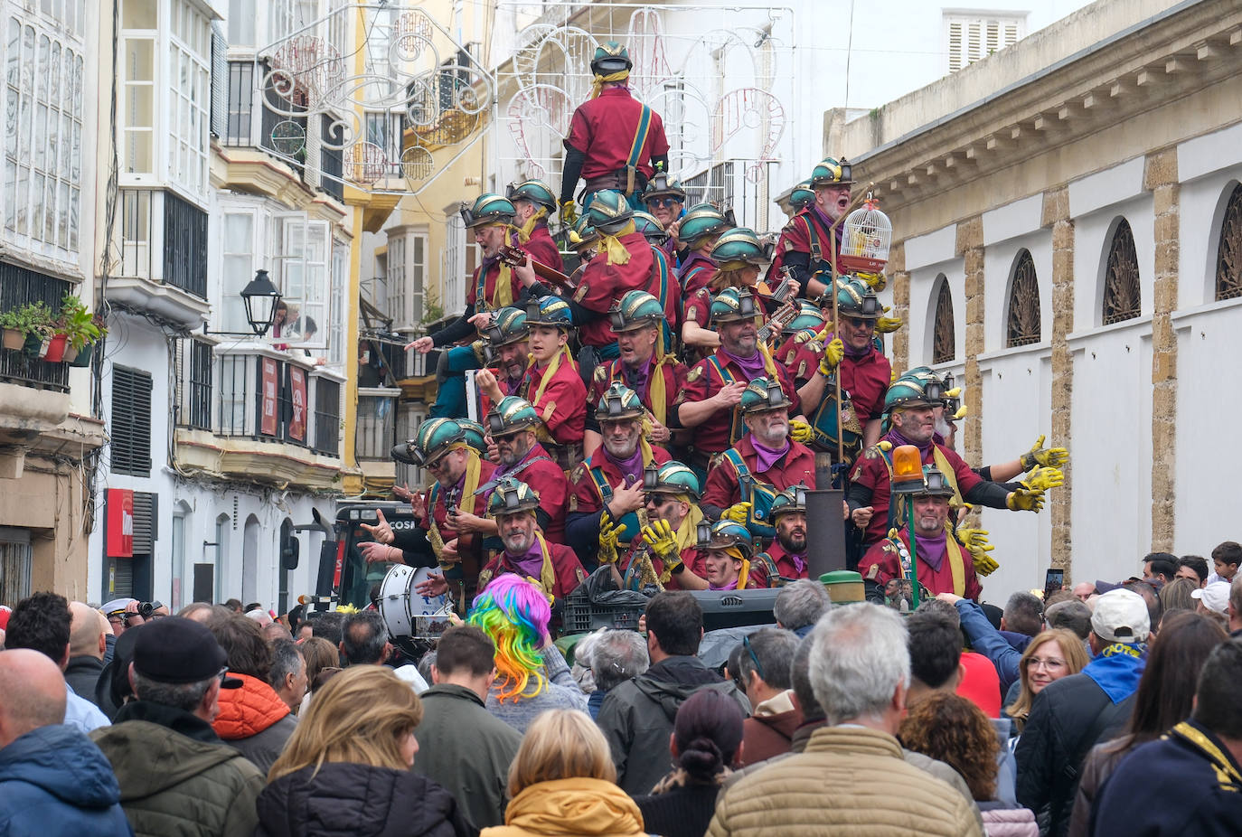 Fotos: Cádiz celebra el lunes de Carnaval con un ojo en el cielo