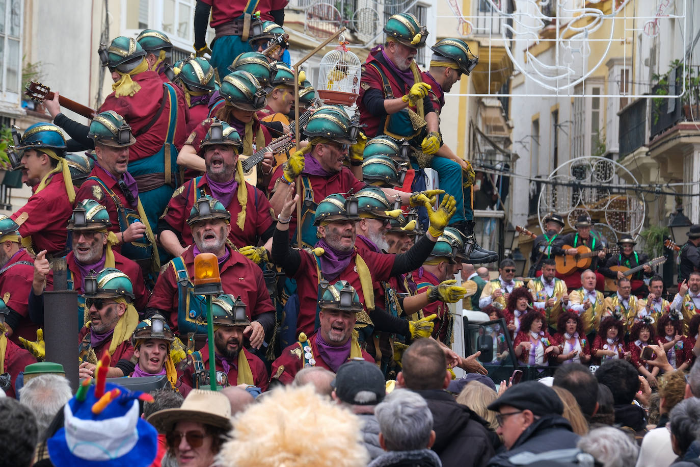 Fotos: Cádiz celebra el lunes de Carnaval con un ojo en el cielo