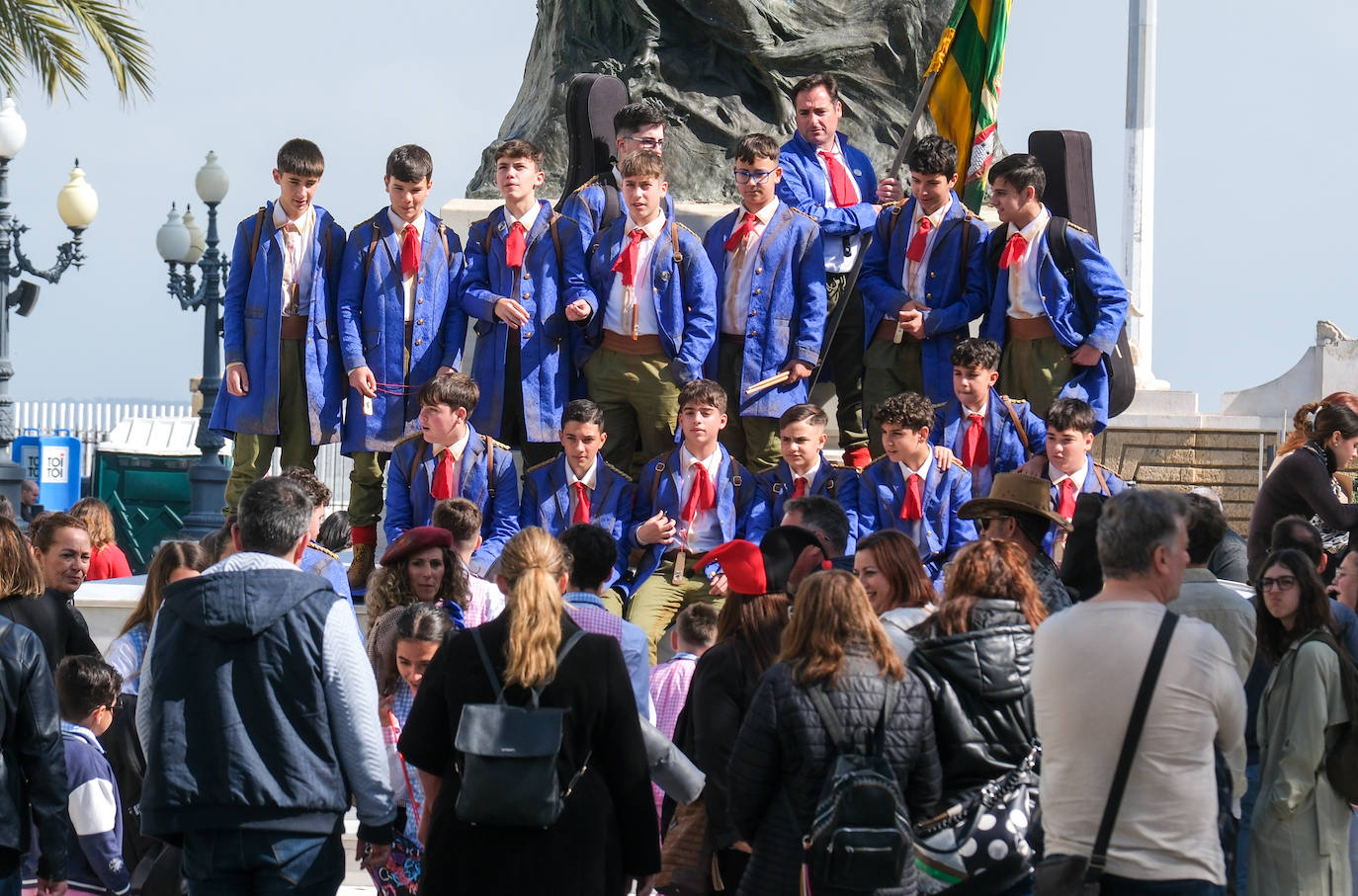 Fotos: Cádiz celebra el lunes de Carnaval con un ojo en el cielo