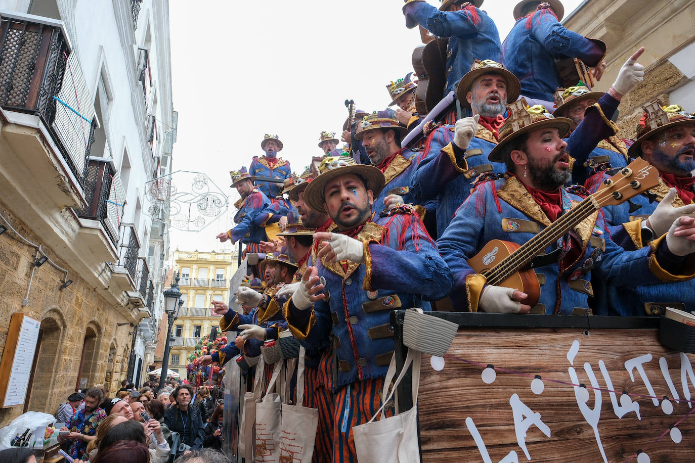 Fotos: Cádiz celebra el lunes de Carnaval con un ojo en el cielo